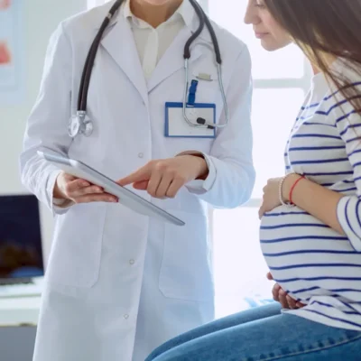Femeie gravida la medic